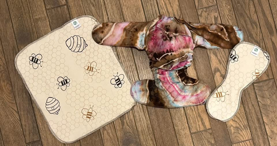 Honey Bee Reversible OS Fitted